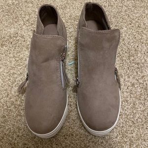 Selling cute Steve Madden booties with a little wedge. Very comfortable!